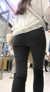 商场紧身饱满黑裤少妇