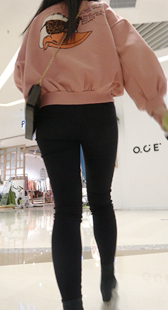 商场紧身黑裤少妇