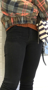 紧身黑牛仔金三角特写