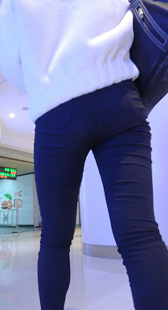 商场紧身黑裤少妇走得快