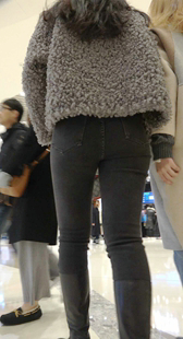 商场紧身包臀黑牛仔少妇