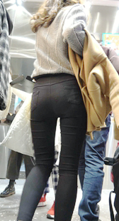 极品黑裤透内痕翘臀美女