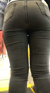 黑裤饱满圆润大翘臀少女