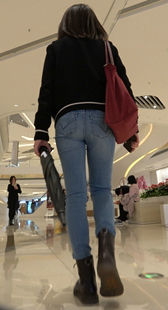 商场紧身牛仔紧臀熟女