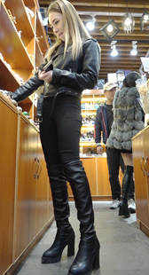 圣诞献礼两个娃娃脸老外逛古街，身材能让你喷鼻血