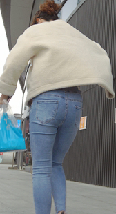 紧身包臀蓝色牛仔妹子