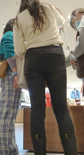 商场翘臀黑牛仔少妇