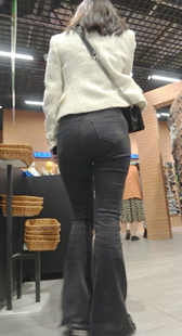 饱满圆润黑牛仔喇叭裤妹子