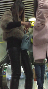 商场紧身黑裤小妹