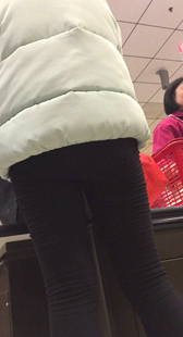 超市黑裤大妈臀