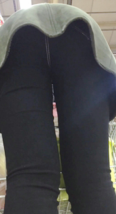 超市黑紧牛仔裤少女