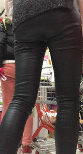 超市宽臀皮裤少妇