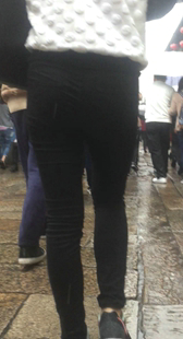 雨天跟拍黑裤小妹