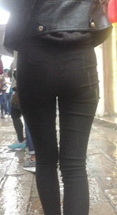 雨天跟拍黑裤大宽臀