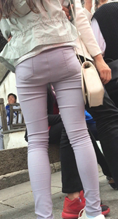 商场紧身蓝裤小PP