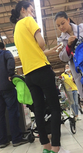 超市紧身打底裤少妇视频