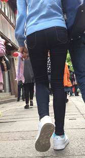 街拍打底黑裤子小妹