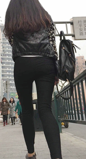 大宽臀打底裤美女