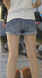 跟拍商场牛仔热裤子