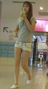 商场紧身裤美女