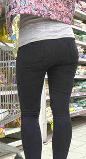 超市翘臀黑紧裤少妇