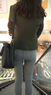 商场超紧蓝牛少妇