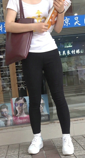 打底黑裤妹发传单