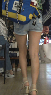 街拍高跟长腿热裤