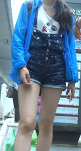 公交站牛仔热裤美三角