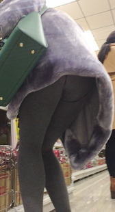 超市翘臀健美裤少妇