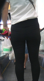 跟拍超市紧身黑裤