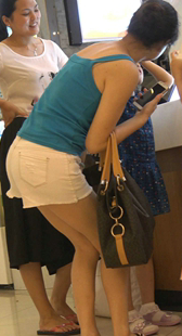 买鸡腿的两对母女