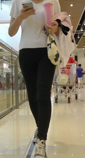 商场打底黑裤玩手机