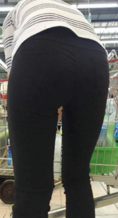 超市圆润丰臀打底少妇