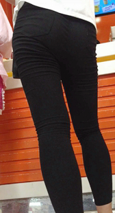 超市紧身黑裤少妇