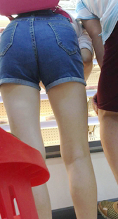 紧身热裤这姿势挑东西谁受得了