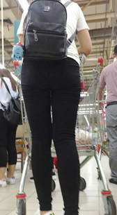 大屁股黑裤来逛超市