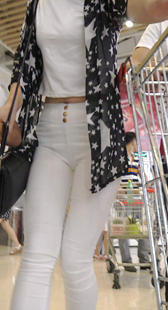 极品透明白裤蓝内痕流鼻血