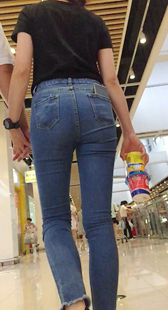 商场大宽臀牛仔难道是明星