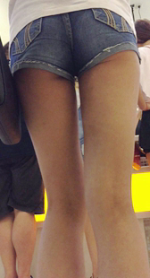 翘臀超短裤长腿小妹如此骚