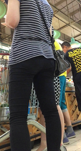 超市黑裤大妈买东西