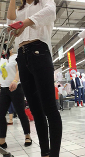 超市黑牛长腿小少妇