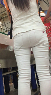 超市包臀白裤少妇