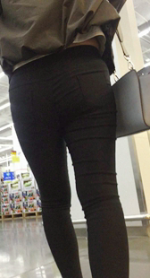 超市宽臀黑裤美女