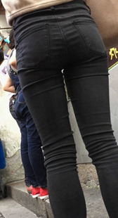 街拍灰牛宽臀小妹