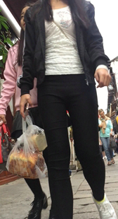 街拍黑裤三角区少妇