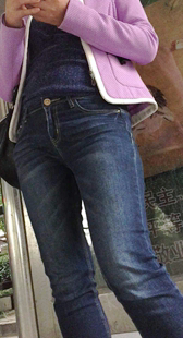 公交站紧身牛仔三角区特写