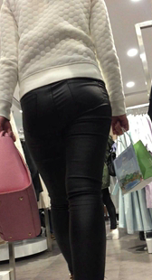 商场皮裤大屁股少妇