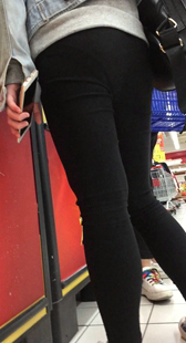 超市黑裤紧臀少妇