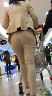 超市白裤巨臀美女